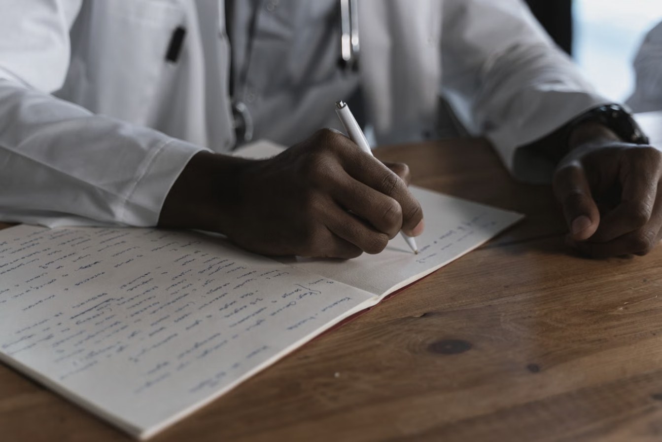 Un professionnel de santé prend des notes en formation