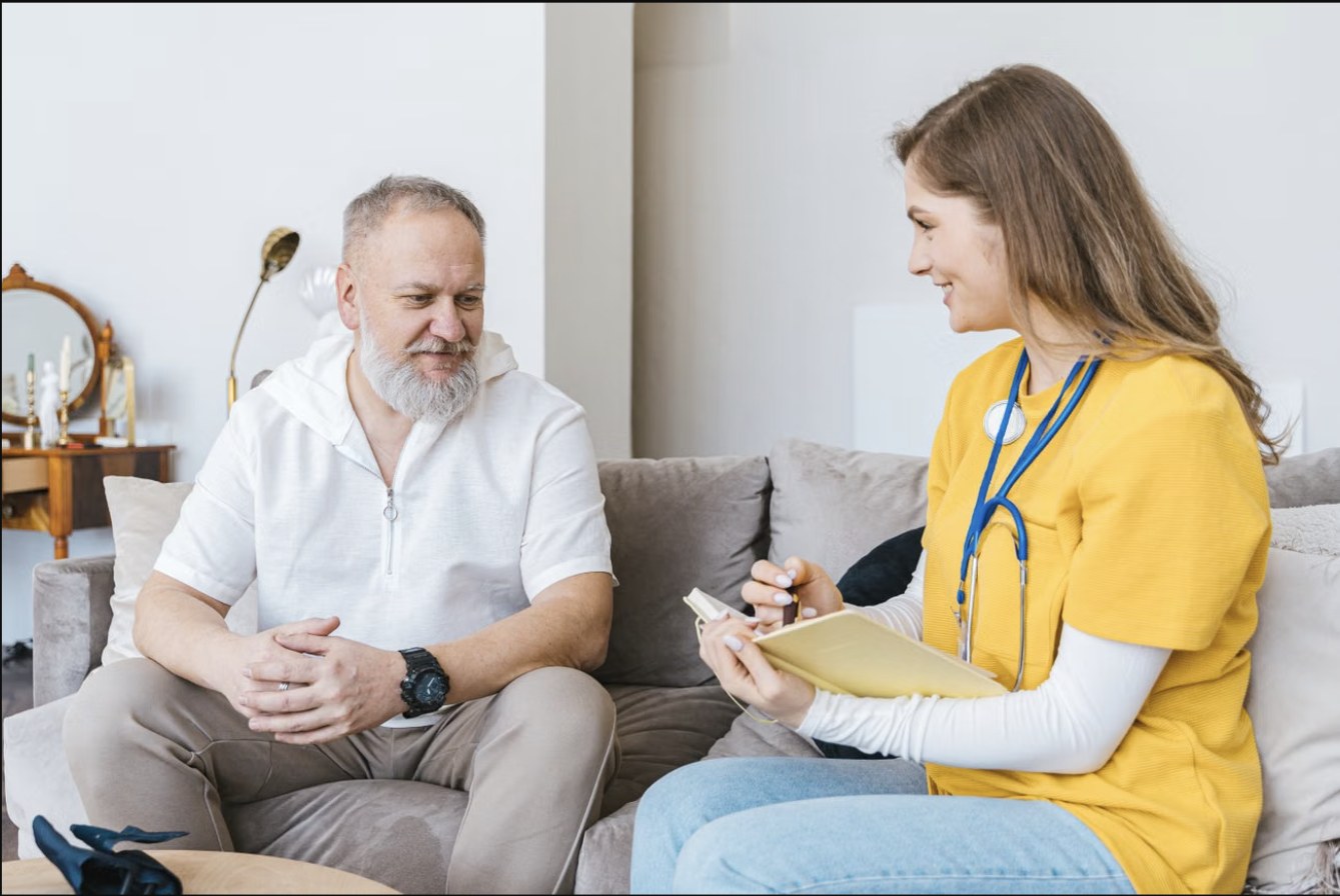Une infirmière à l’écoute de son patient